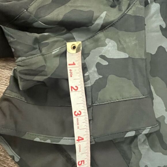 Athleta Printed Mesh Racer Run Mid Rise 4 Short- Size 2X - Picture 6 of 7